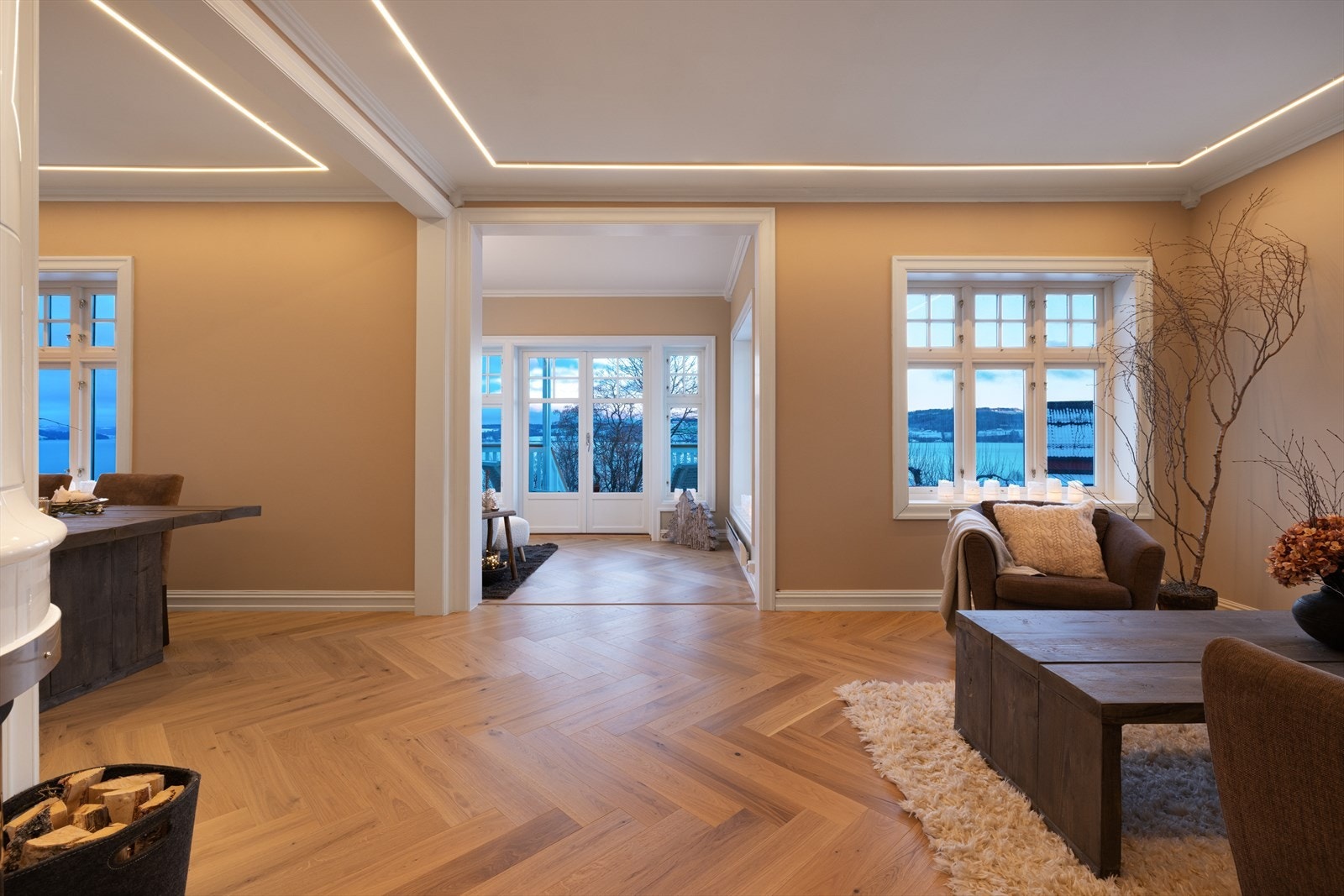 Elegant fiskebensparkett i lys eik gir et tidløst og eksklusivt uttrykk. Galleribilde