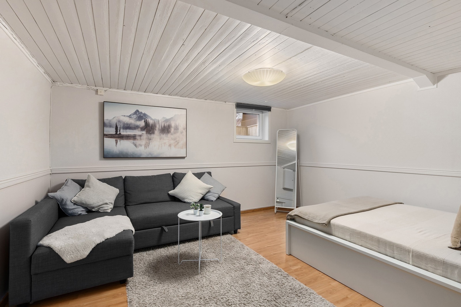 Kjellerstue med stort vindu (ikke godkjent for varig opphold) Galleribilde