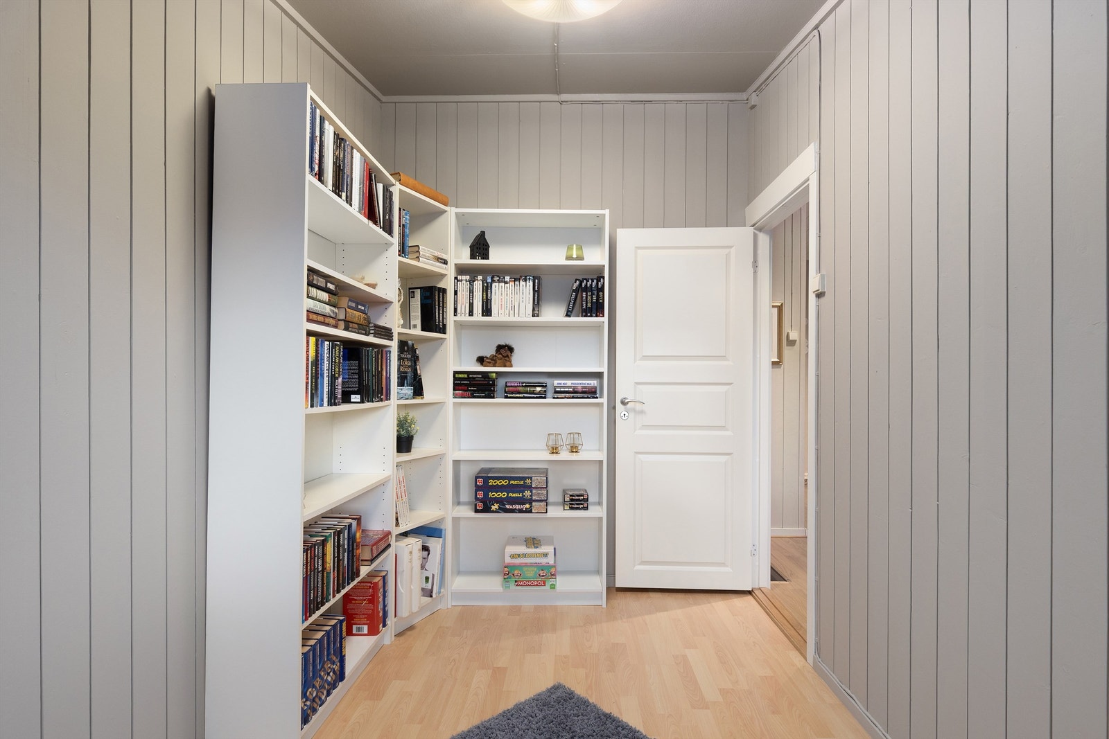 Soverom med god plass til garderobeskap og seng Galleribilde