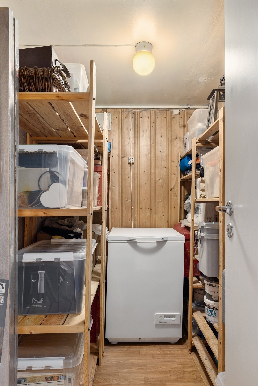 God bod med hylleløsning. Mulighet for ekstra fryser Galleribilde