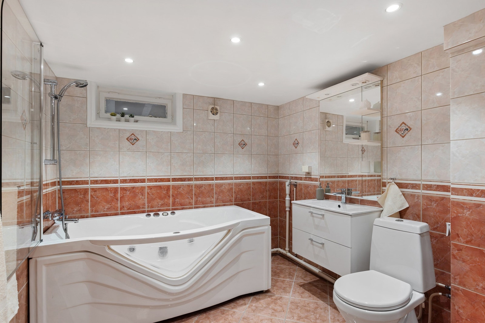 Stort baderom med boblebadekar, servant og wc Galleribilde