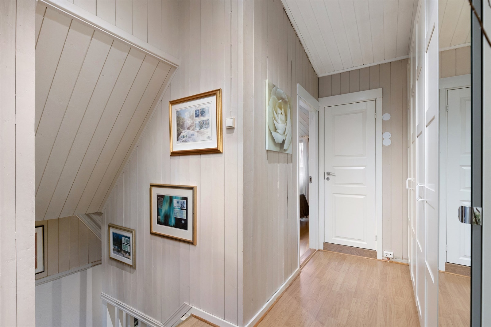 Gang med stort garderobeskap Galleribilde