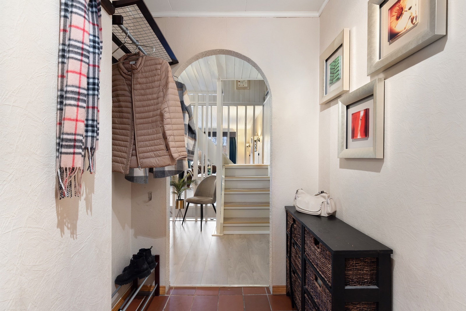 Yttergang med nisje for oppheng av yttertøy samt plass til skoskap Galleribilde