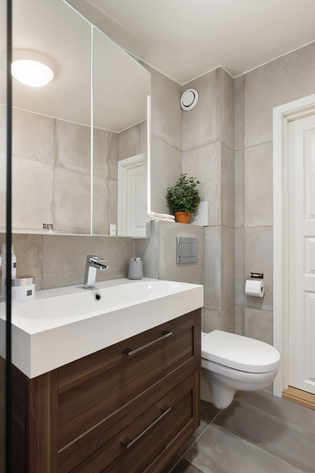 Moderne innredning med oppbevaring i servantskap og i speilskap Galleribilde