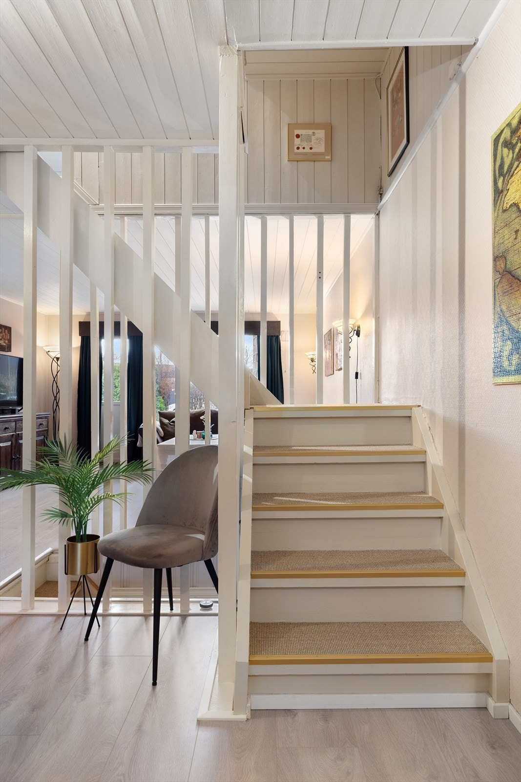 Sisalteppe i trappeinntrinnene gjør trappen behagelig å gå i Galleribilde