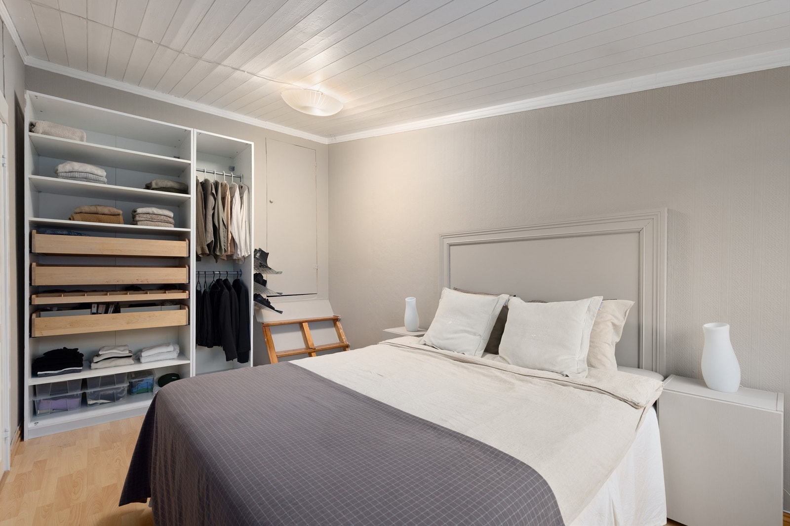 Romslig garderobeløsning. Adgang til romslig lagringskott til høyre for skapet Galleribilde