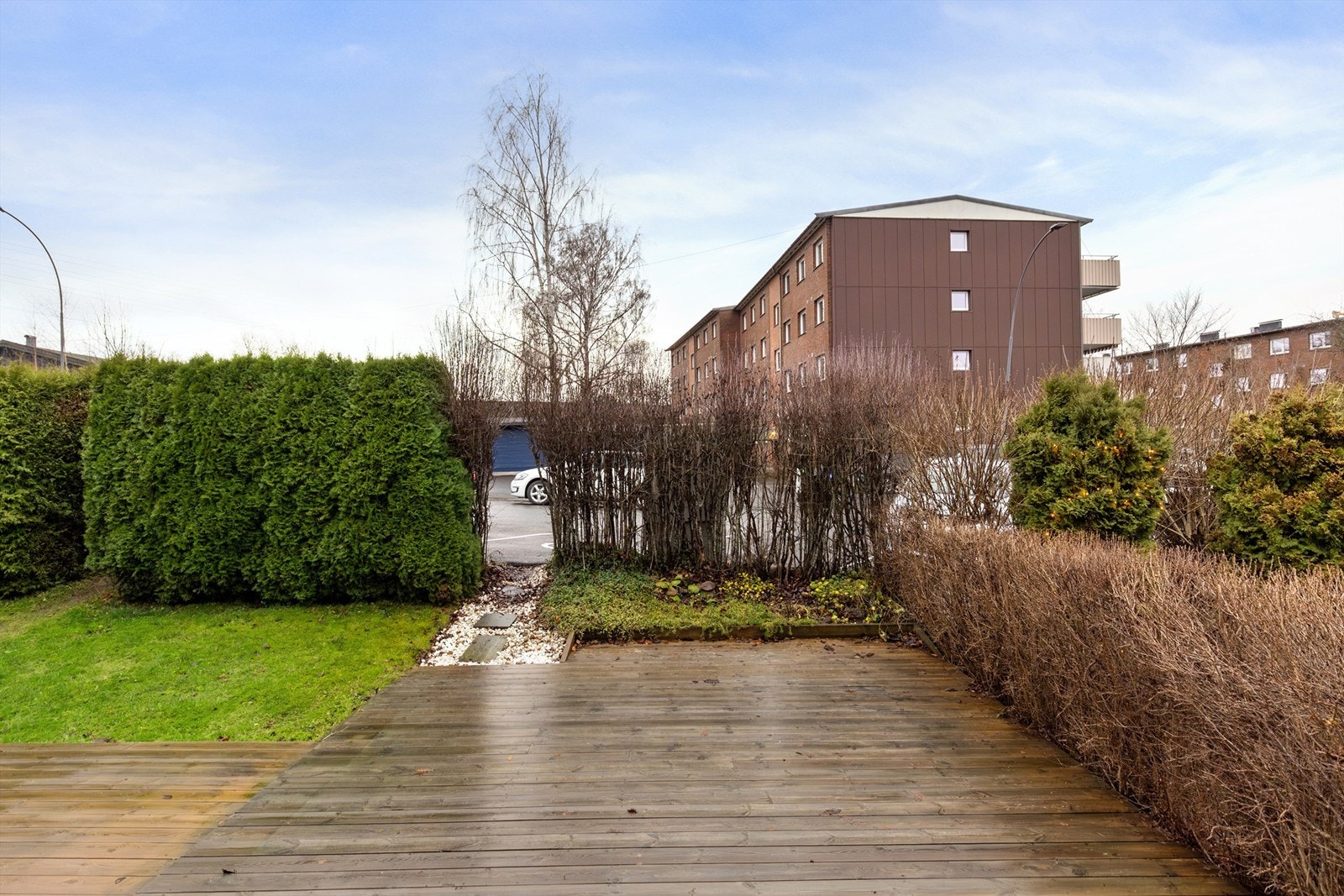 Enkel tilgang til gaten via hekken. Det er etablert 8 ladeplasser som tilhører borettslaget like utenfor Galleribilde