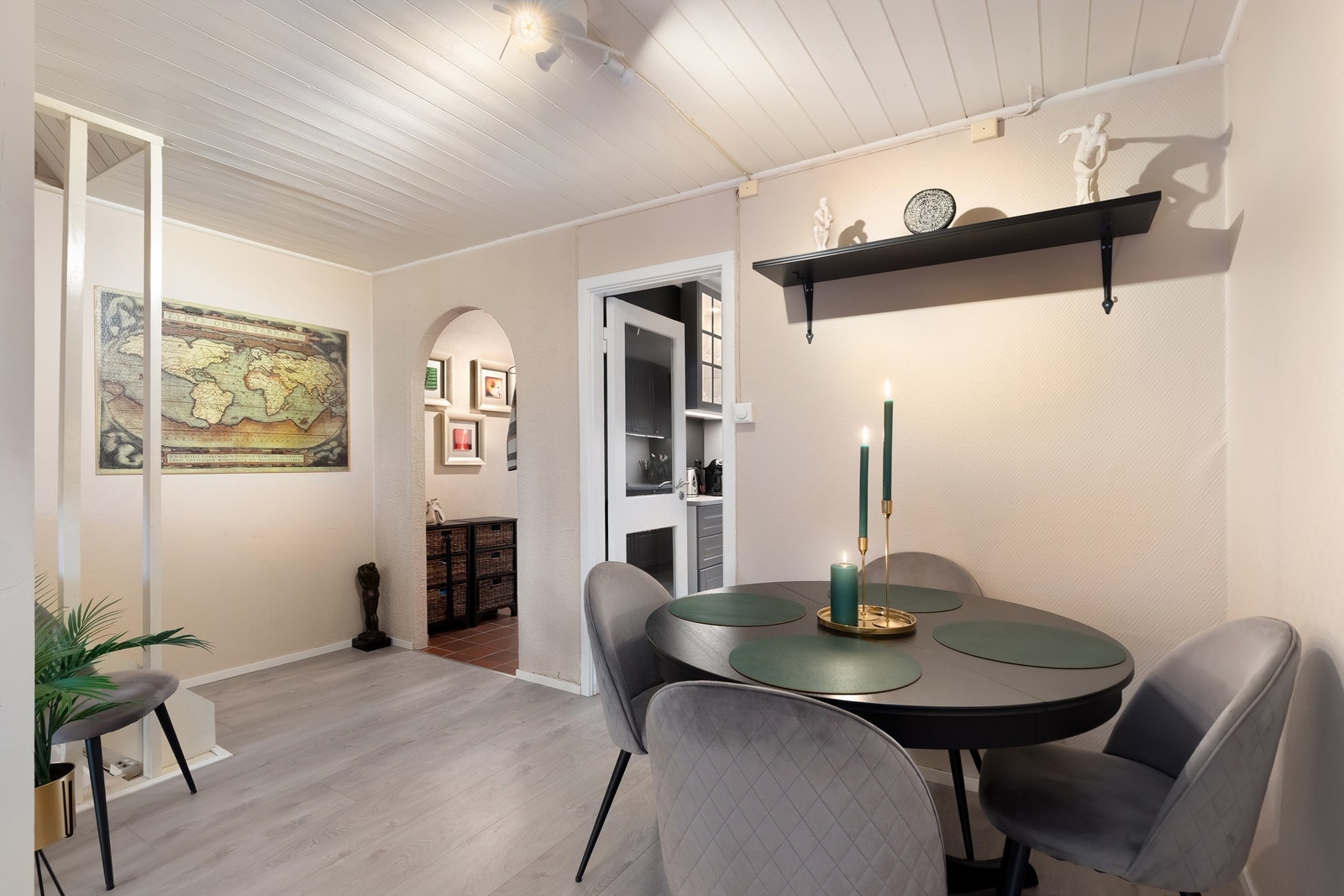 Stuen har to soner, en for spisebordsavdeling og en for sofagruppe Galleribilde