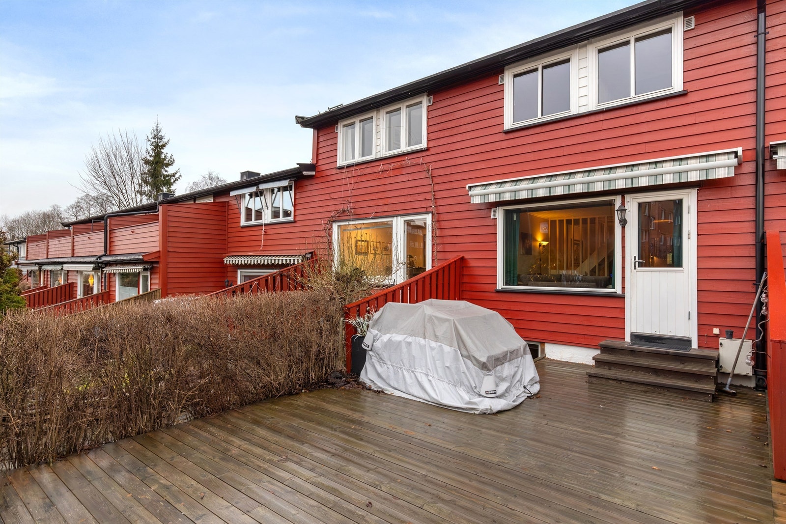 Stor markterrasse (37 kvm) med gode solforhold. Midtsommers er det sol her fra kl.10-18 og til kl.20 lengre ut på terrassen Galleribilde