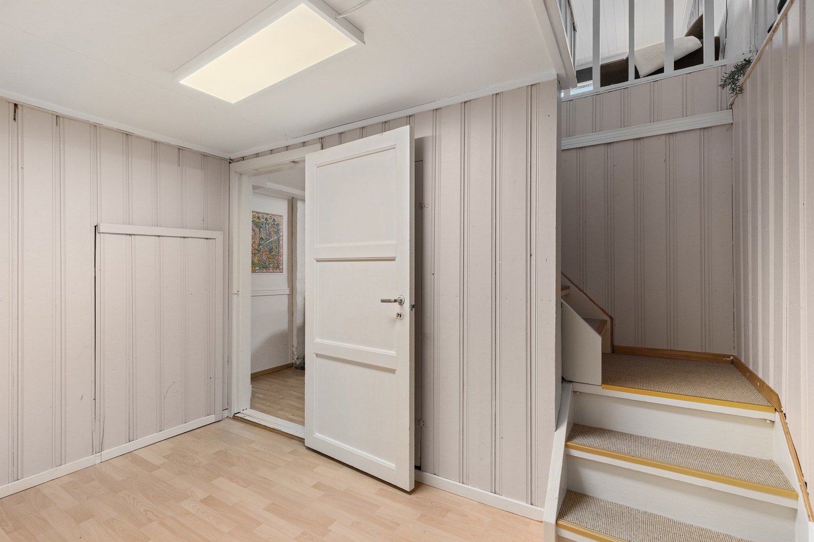 Kjellergang med adgang til kjellerstue, bod og bad Galleribilde