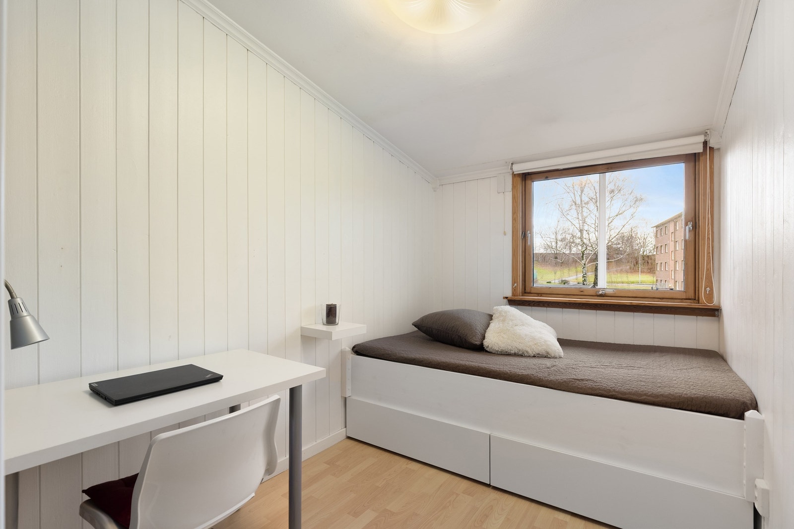 Begge de minste soverommene er av fin størrelse med plass til det et soverom ønsker seg Galleribilde