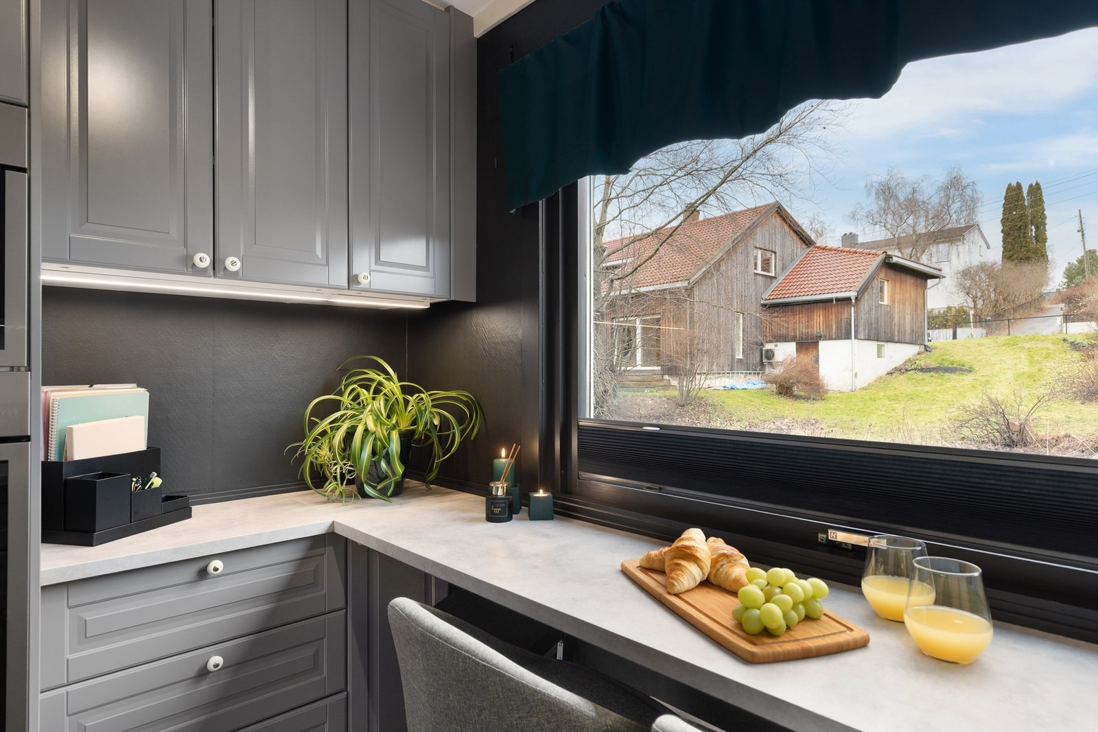 Frokostplass ved kjøkkenvinduet. Kjøkkenet ble utvidet i 1985 Galleribilde