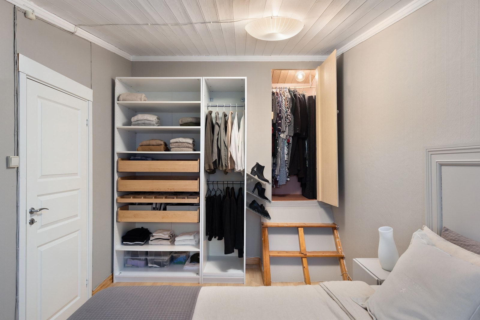 Garderobeplass og "climb-in-garderobe" Galleribilde