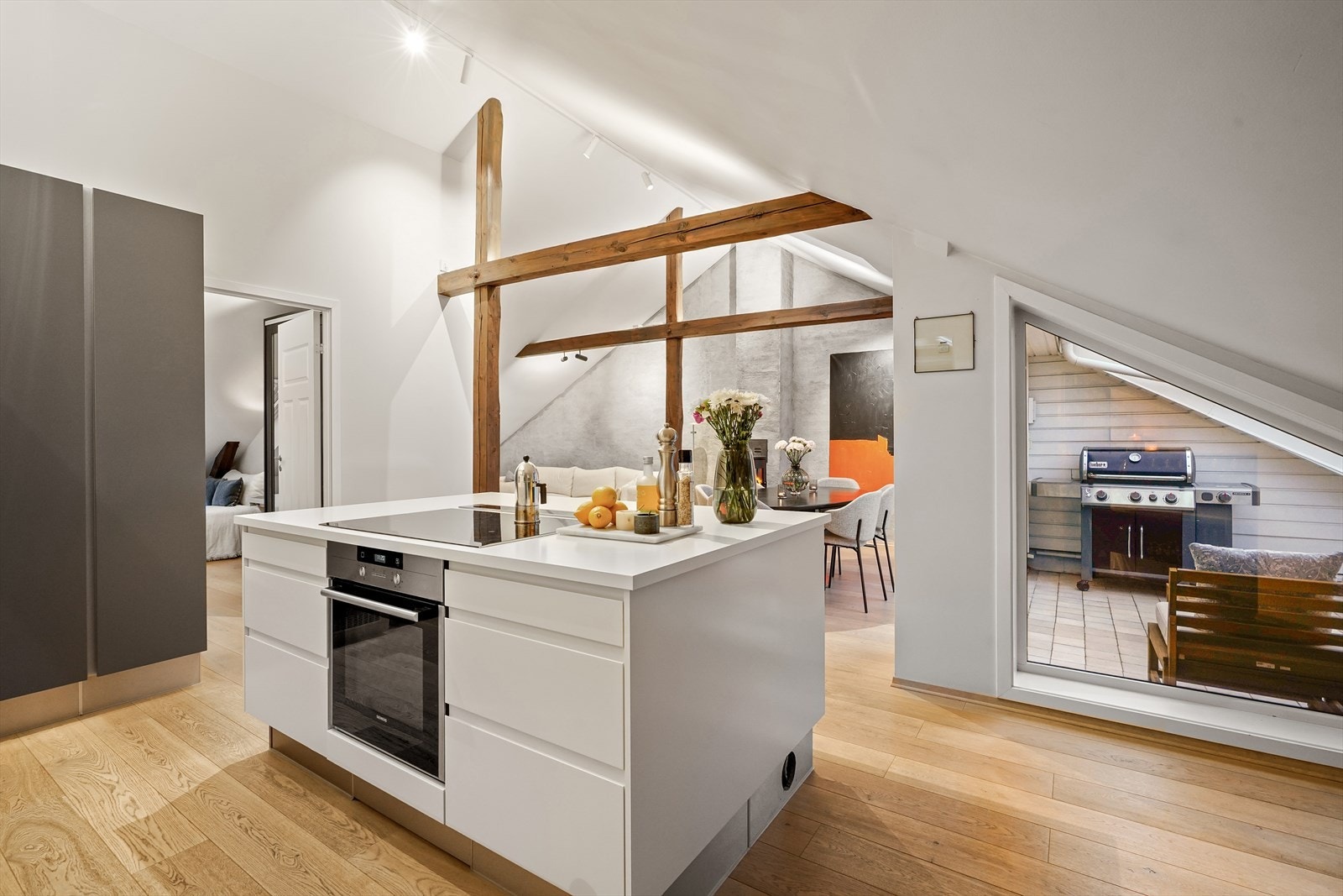 Her møtes du av en fantastisk romfølelse og lys, med en imponerende takhøyde på opptil 3,8m. Galleribilde