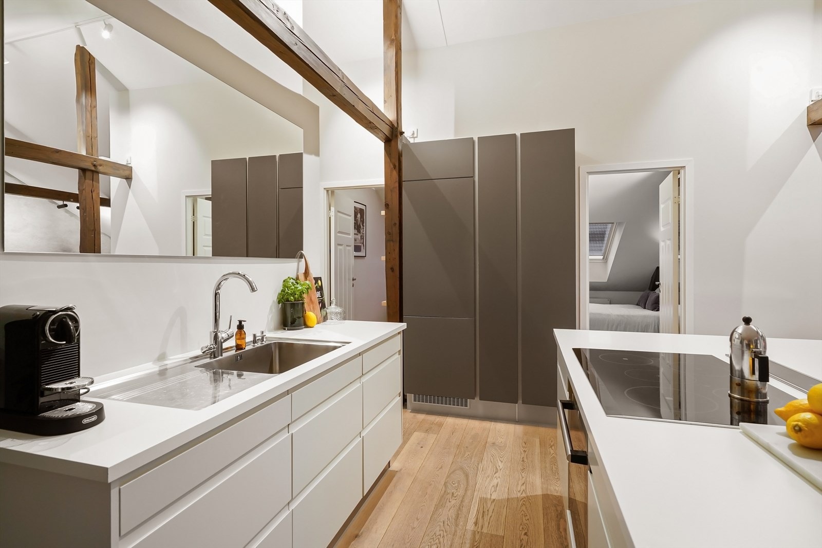 Kjøkkenet er utstyrt med integrerte hvitevarer som kjøl/frys, oppvaskmaskin, stekeovn og induksjonstopp fra Scott Ceran, samt integrert ventilator med kullfilter. Galleribilde