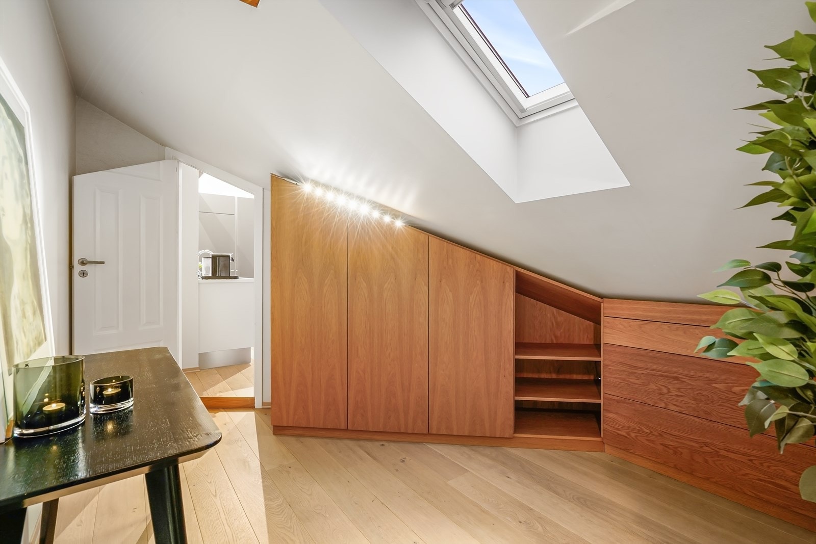 Kan fordelaktig benyttes som hjemmekontor, kreativ sone eller lagringsrom etter behov. Galleribilde