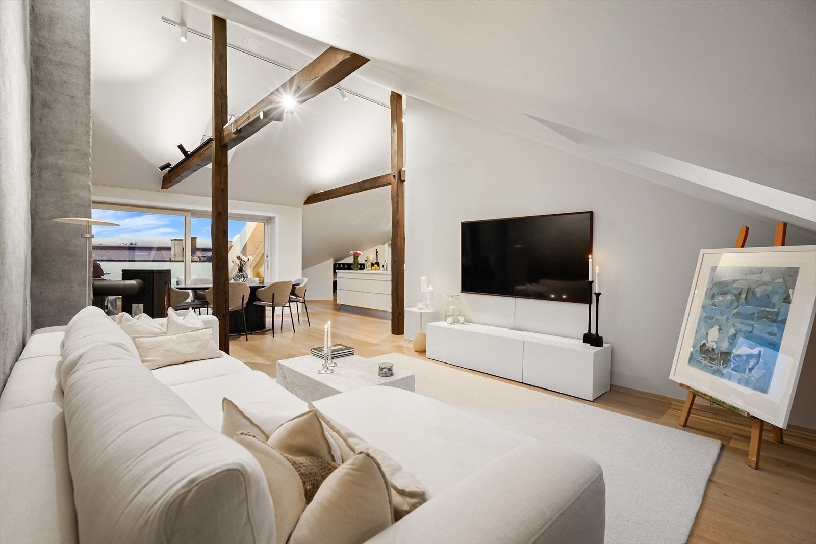 Dimbare spotter er elegant integrert i de synlige trebjelkene og taket. Galleribilde