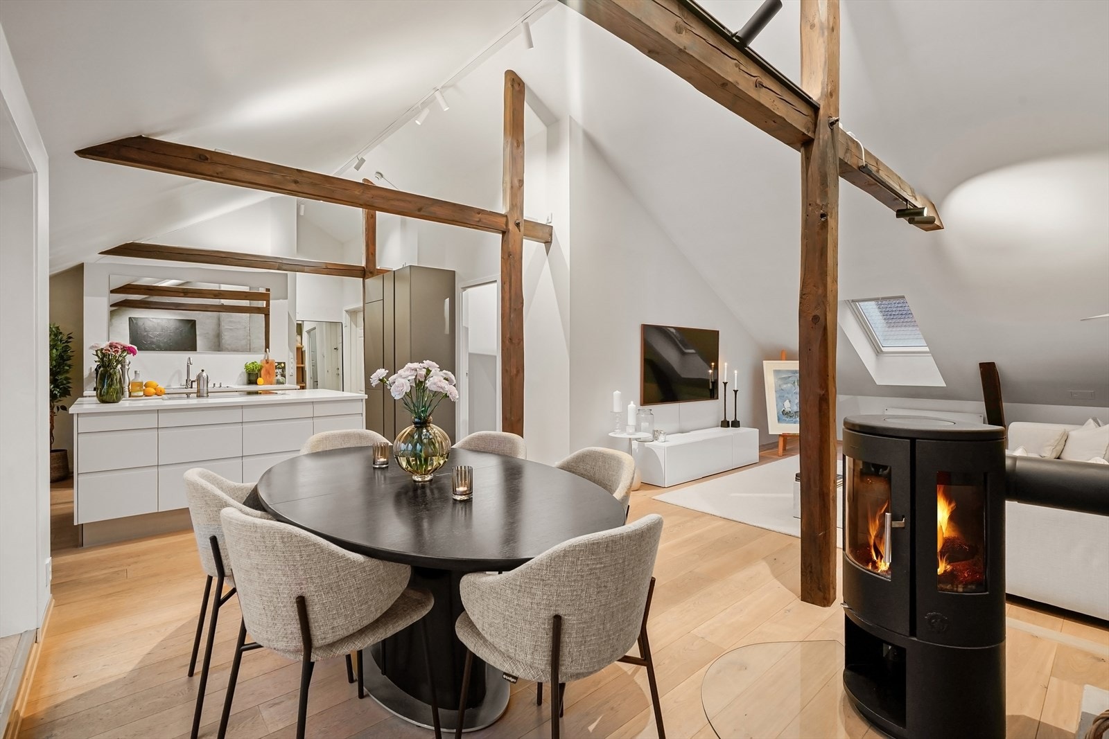 Det er lagt en smakfull 1-stavs eikeparkett i alle oppholdsrom. Galleribilde