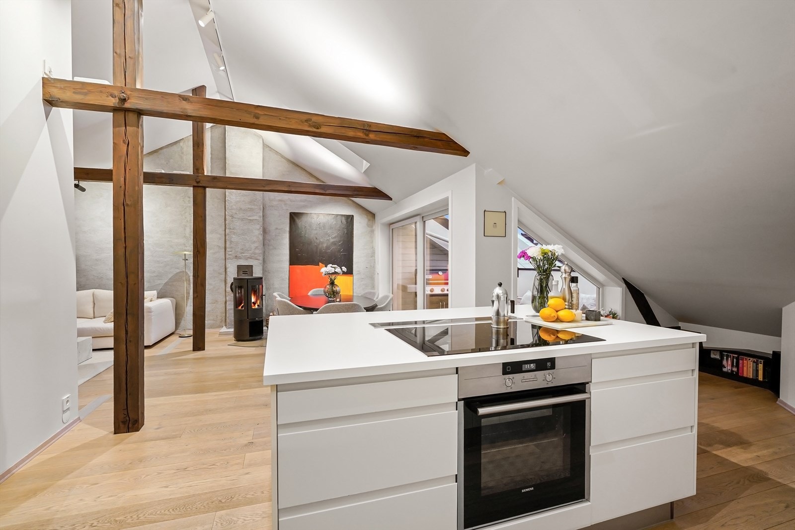 Takhøyden varierer fra ca. 2,20 til hele 3,78 meter - noe som gir boligen et flott særpreg og luftig inntrykk. Galleribilde