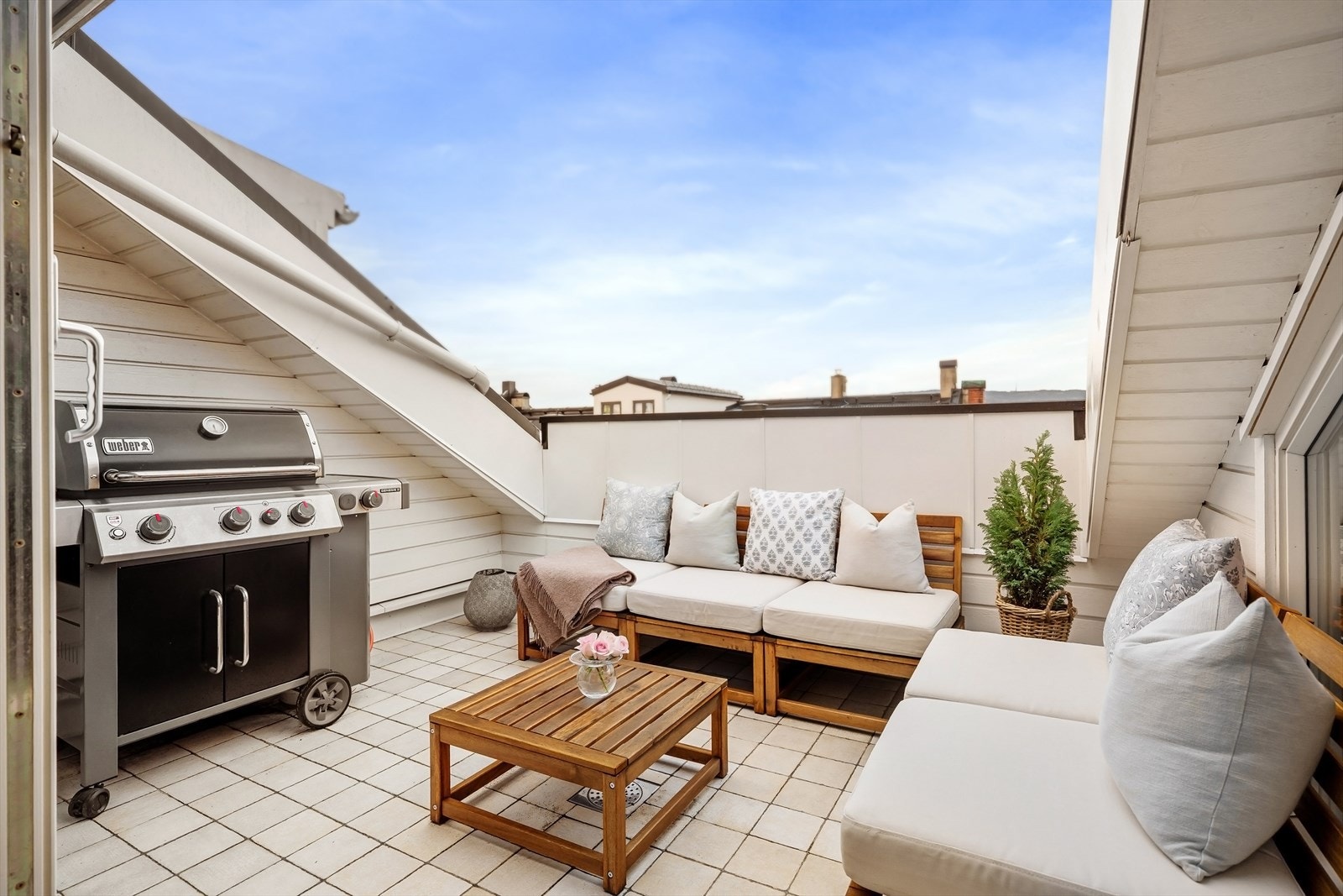 Ifølge nåværende eier har terrassen sol fra ca. kl. 12-13 og utover kvelden i sommerhalvåret. Galleribilde