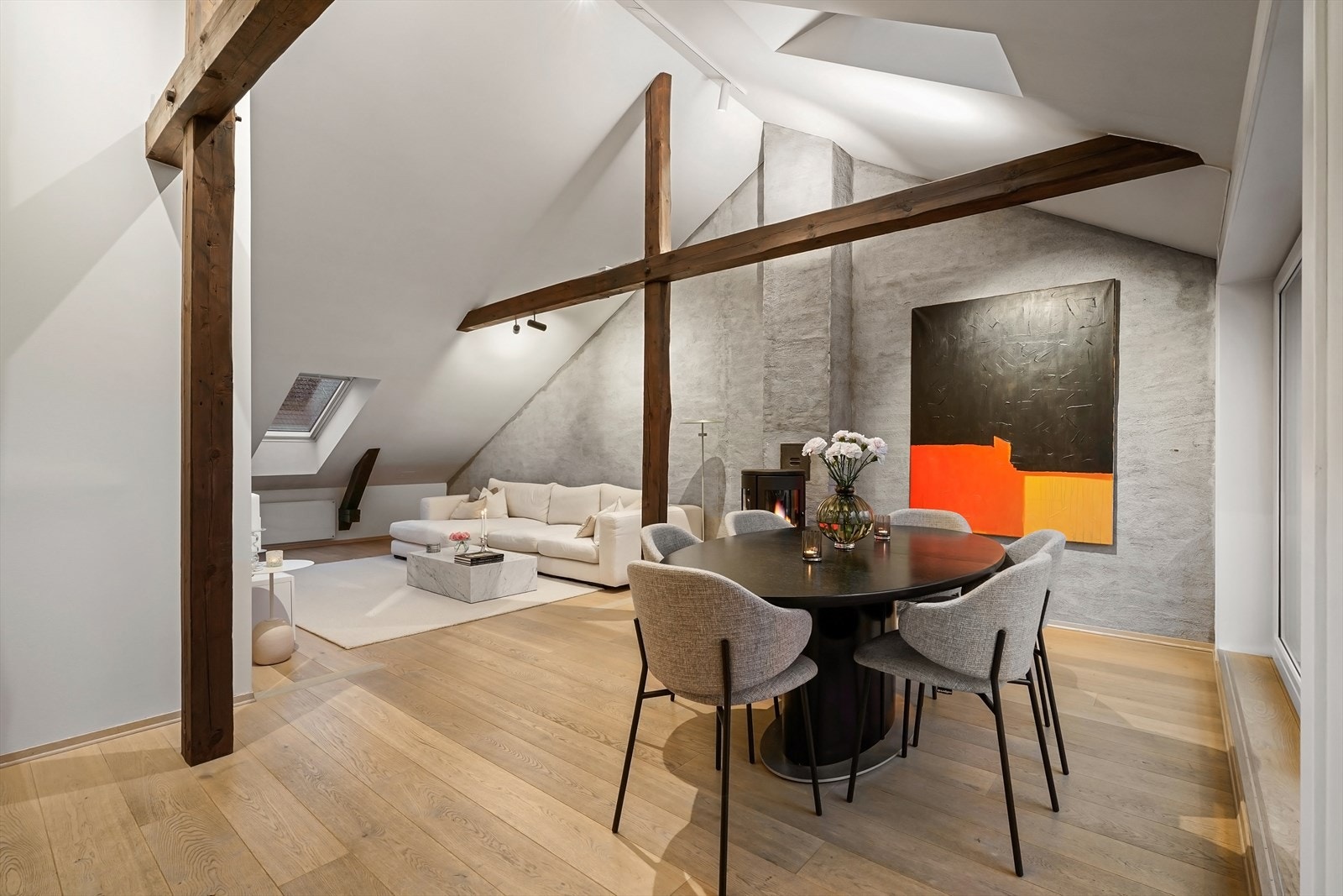 Spisestuedelen har god plass til et større spisebord og stoler, ideelt for både hverdag og selskap. Galleribilde