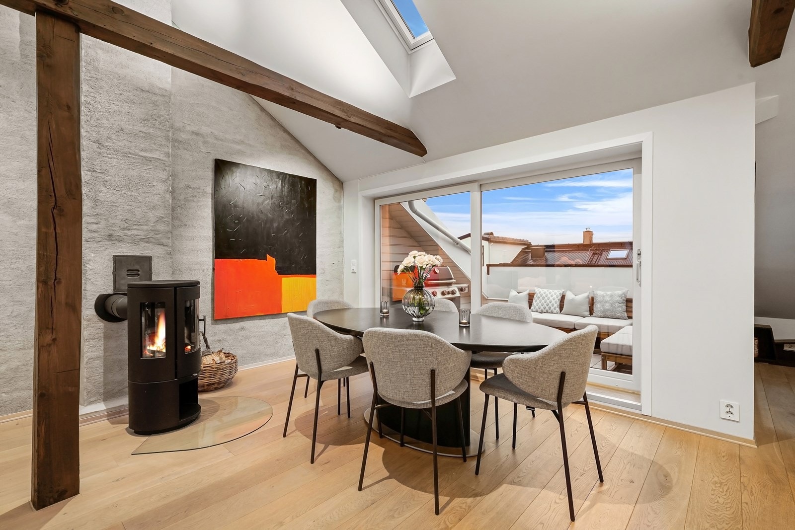 Hyggelig peisovn bidrar med lun varme på kaldere dager (pipeløp rehabilitert i regi av sameiet 2014). Galleribilde