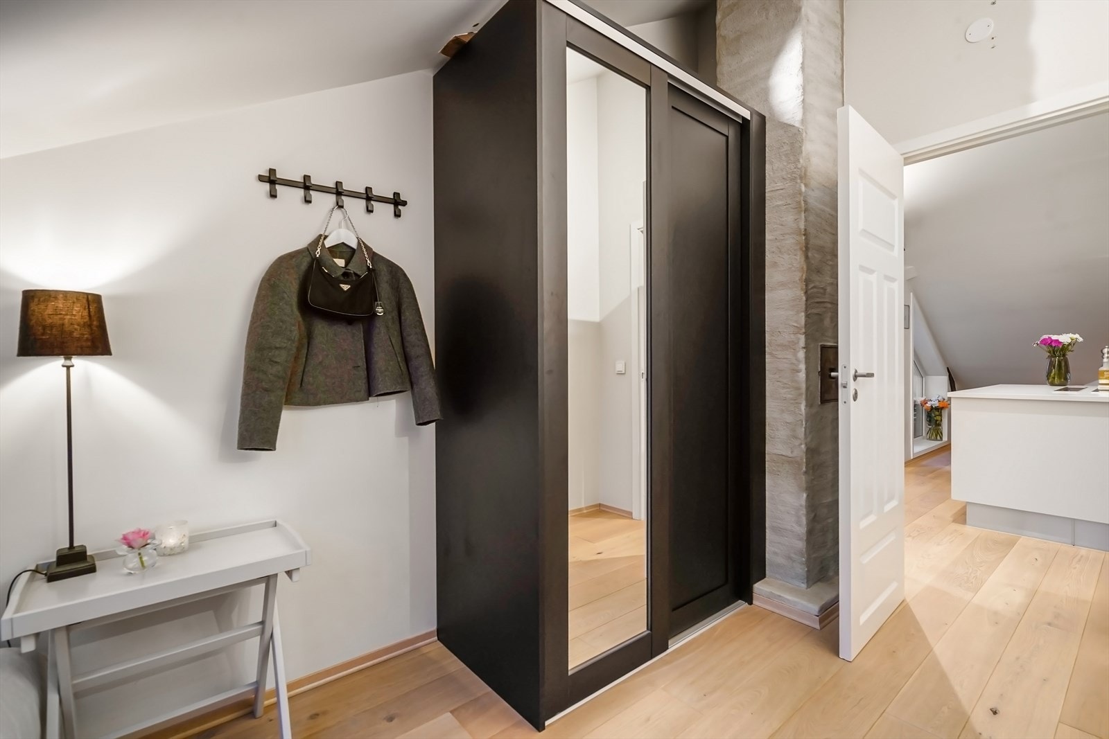 Her er det også etablert plassbygget garderobe for ekstra oppbevaring. Galleribilde