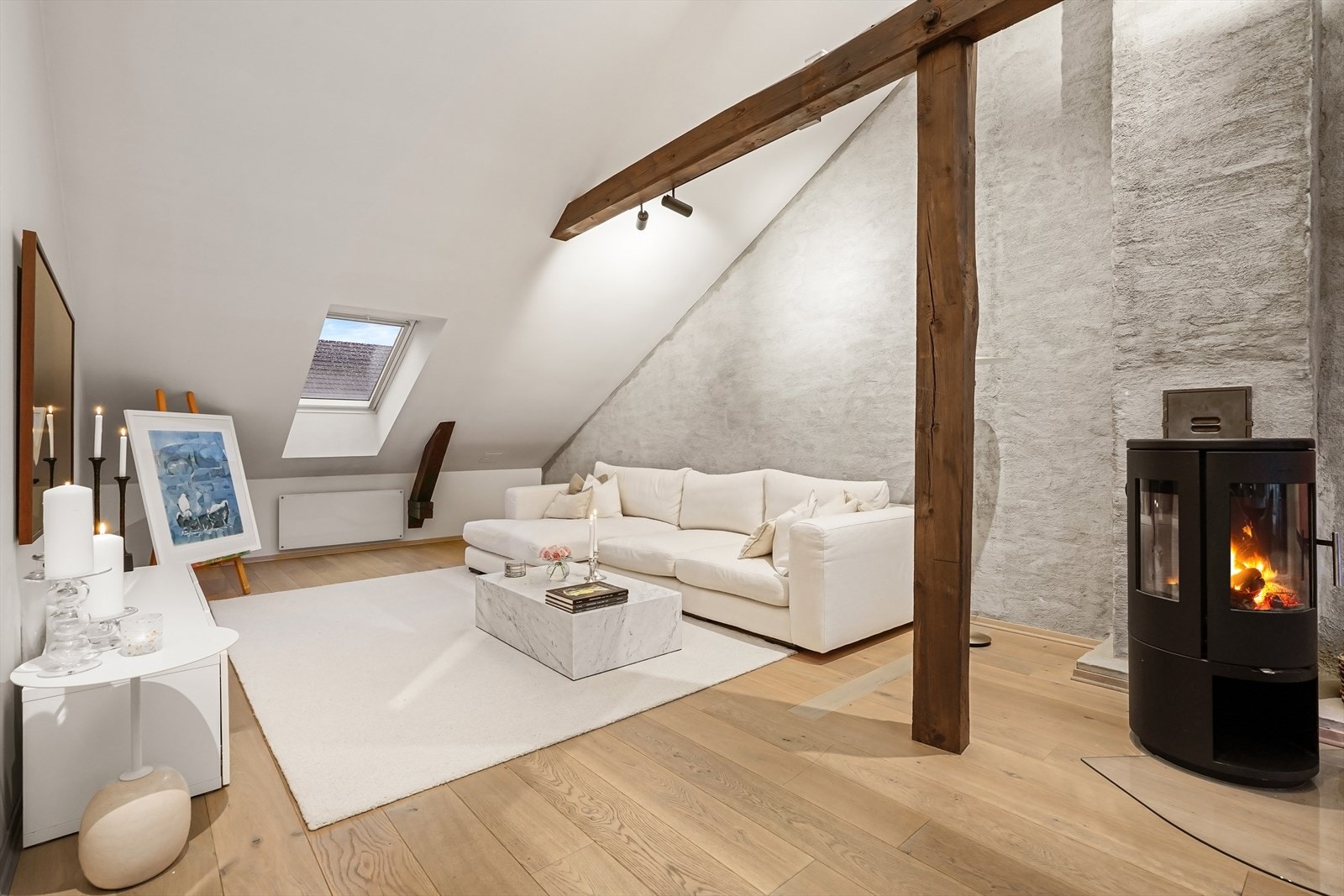 Romslig stue med god plass til å møblere med sofagruppe, bord, tv-benk og tilhørende møblement. Galleribilde