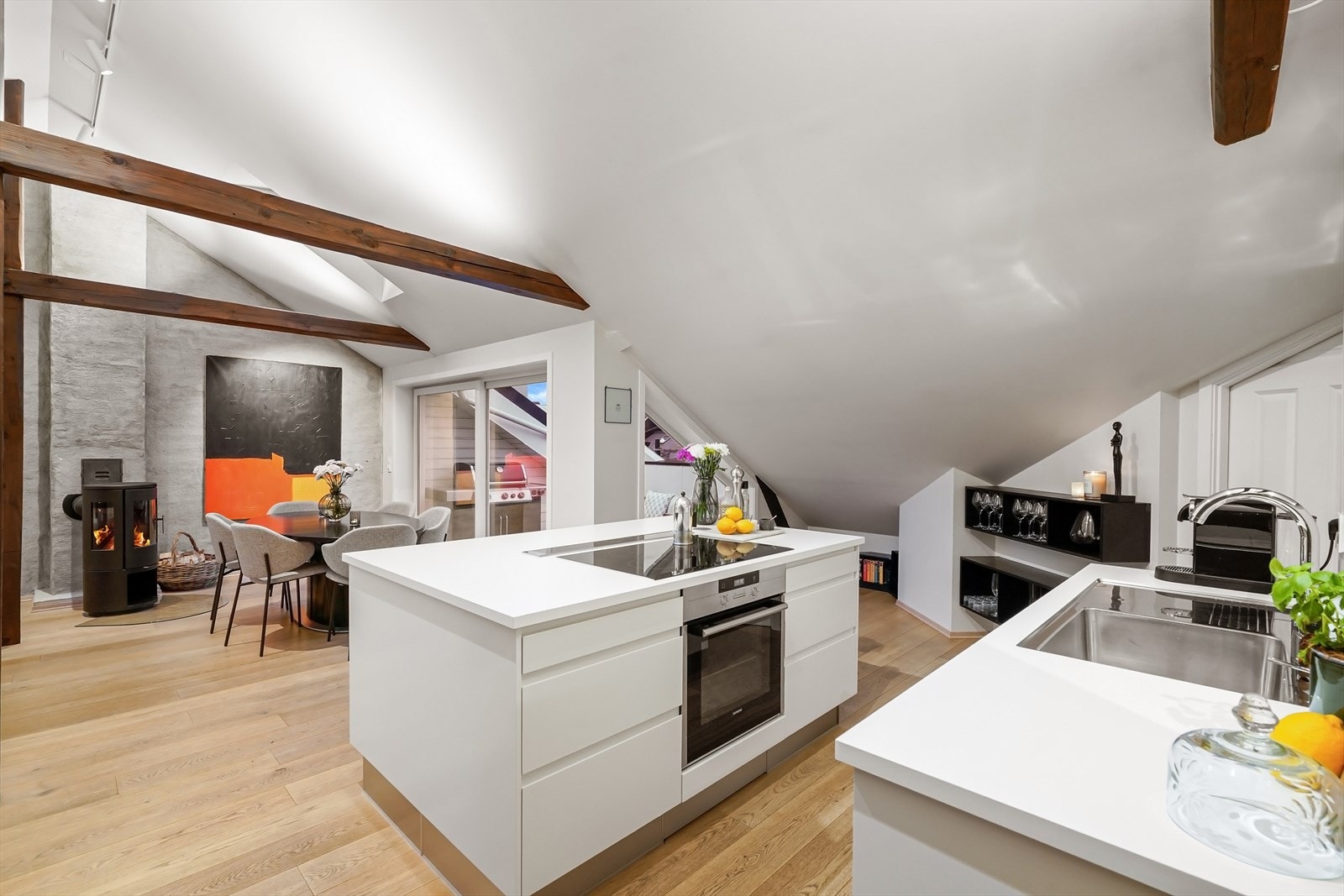 Spisestuen har en åpen og sosial løsning tilknyttet kjøkkenet. Galleribilde