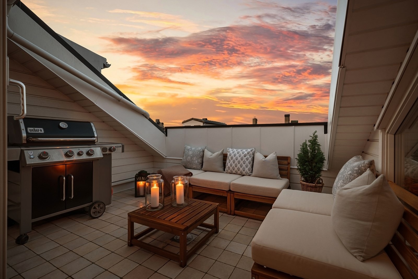 En meget tiltalende 3-roms toppleilighet med svært populær beliggenhet "midt" på Frogner, men allikevel tilbaketrukket og i enveiskjørt gate. Galleribilde