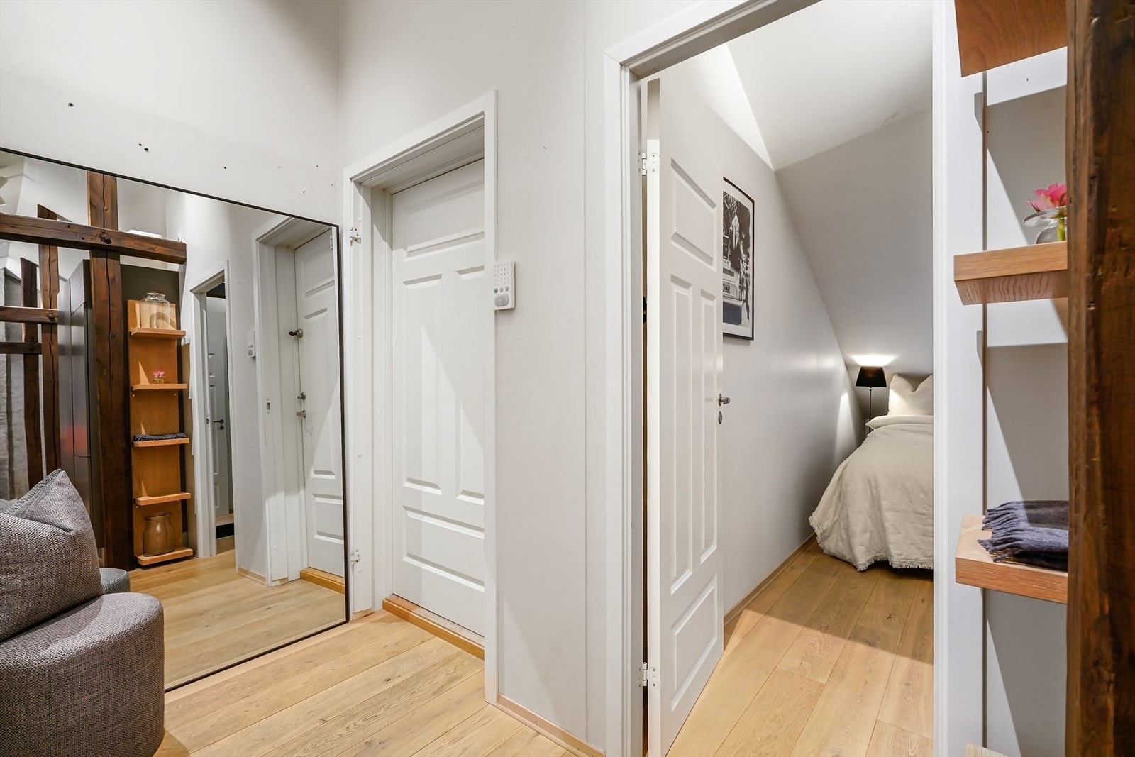 Loftet ble bygget ut i 2013, og oppleves som meget arealeffektiv med gjennomgående god standard. Galleribilde