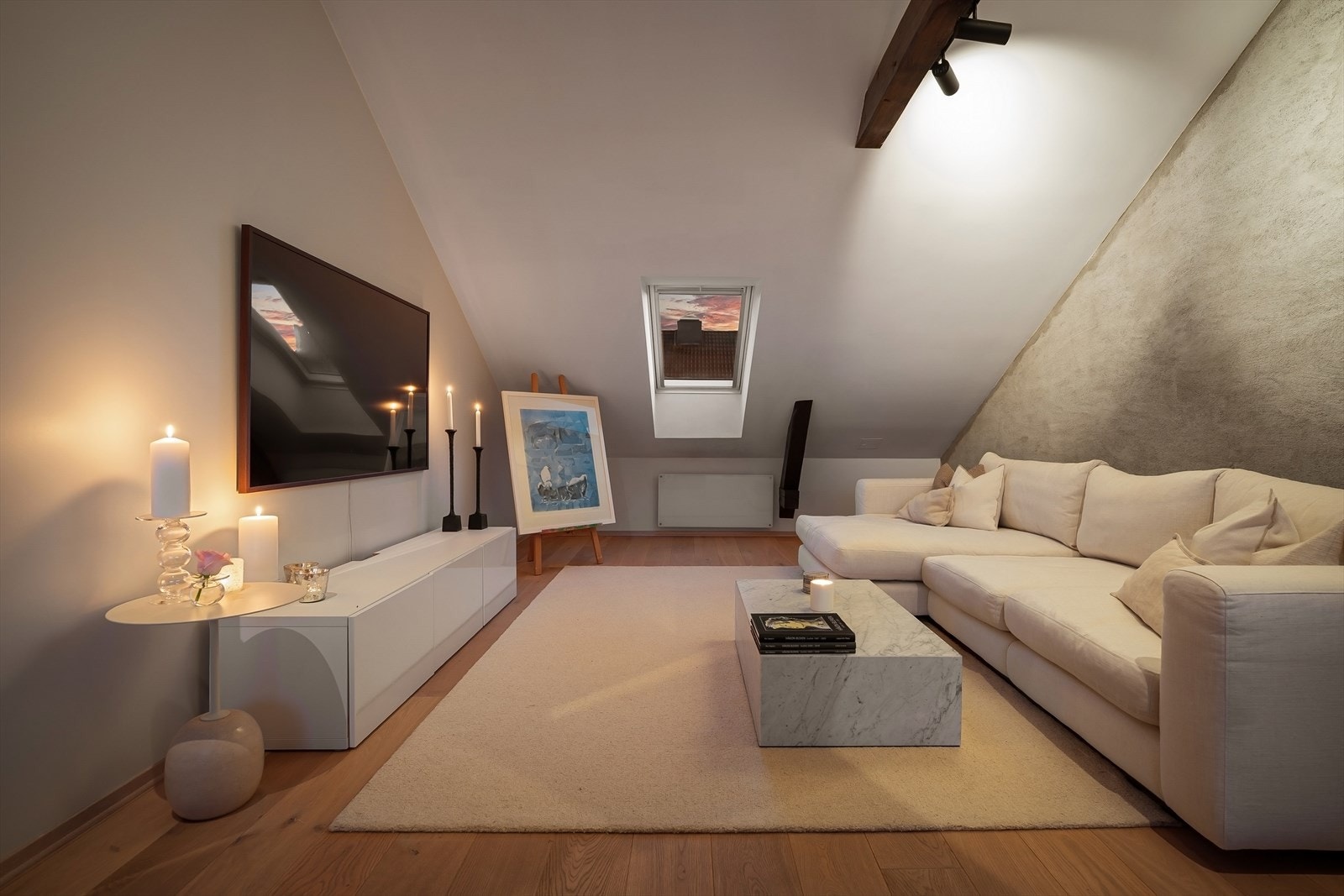 Den delvis skjermede stueløsningen gir en naturlig avgrensning mot kjøkken, samtidig som boligen beholder et åpent og luftig preg. Galleribilde