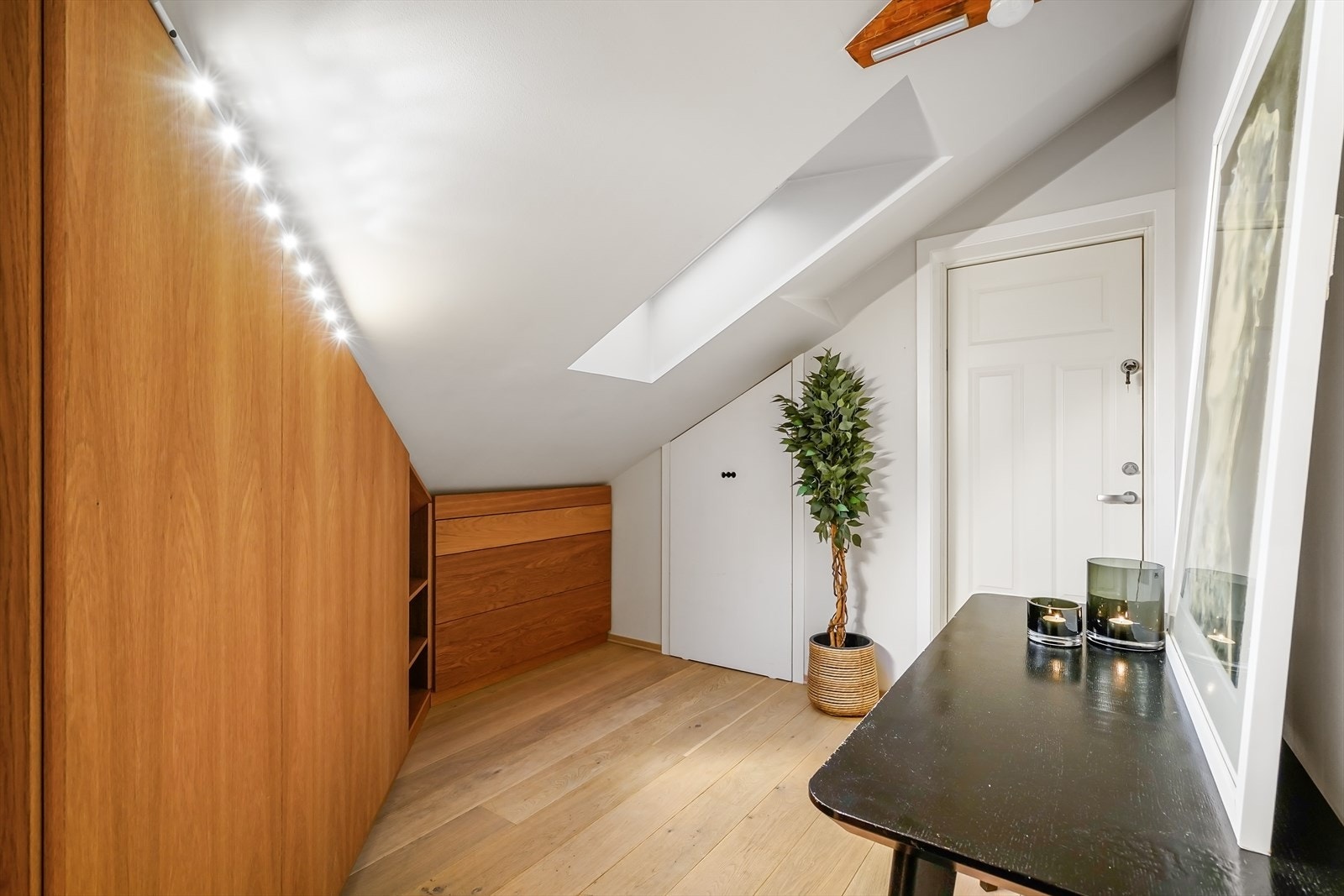 Byggemeldt hobbyrom, brukes i dag som et praktisk kontor - med plassbygget garderobeløsninger for ekstra god oppbevaring. Galleribilde