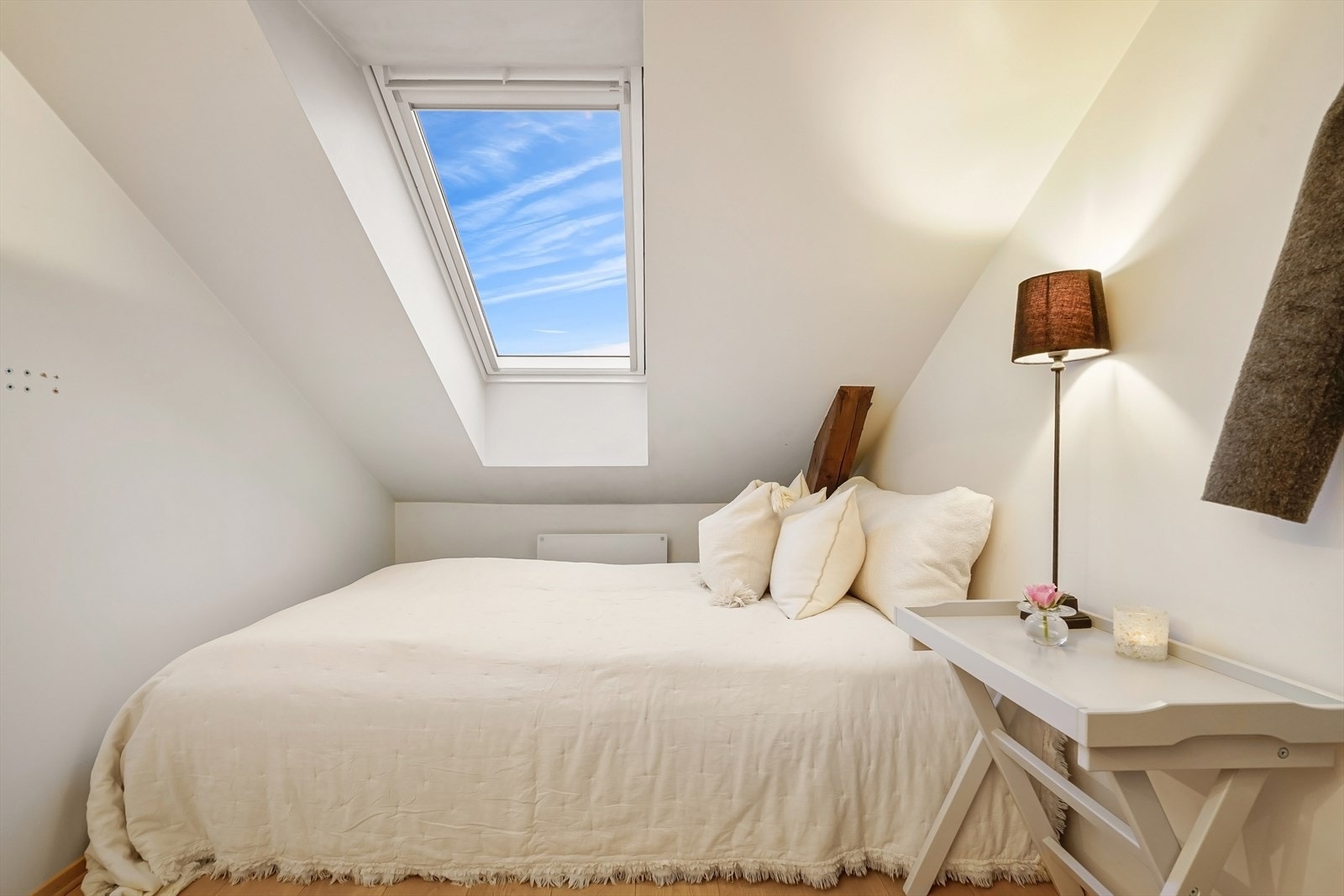 Store vindusflater som sikrer godt med naturlig lysinnslipp - det er installert solskjerming. Galleribilde