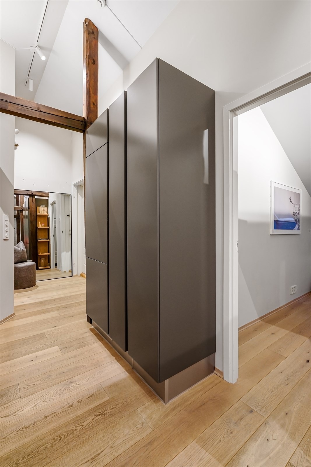 Hyggelig entré/hall med plass til å henge av seg ytterklær. Galleribilde