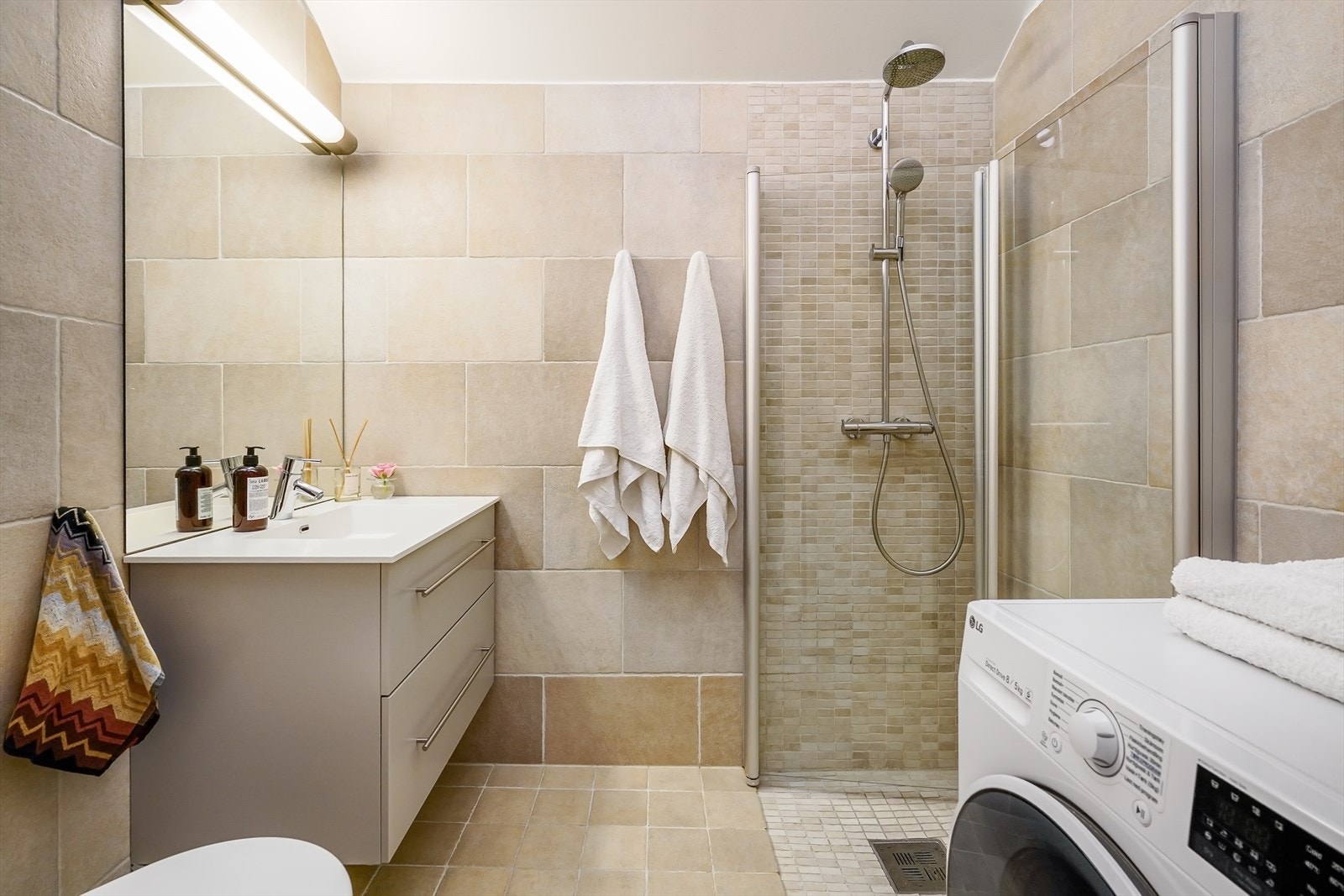 Delikat, flislagt baderom fra 2013 i forbindelse med loftsutbyggingen. Galleribilde