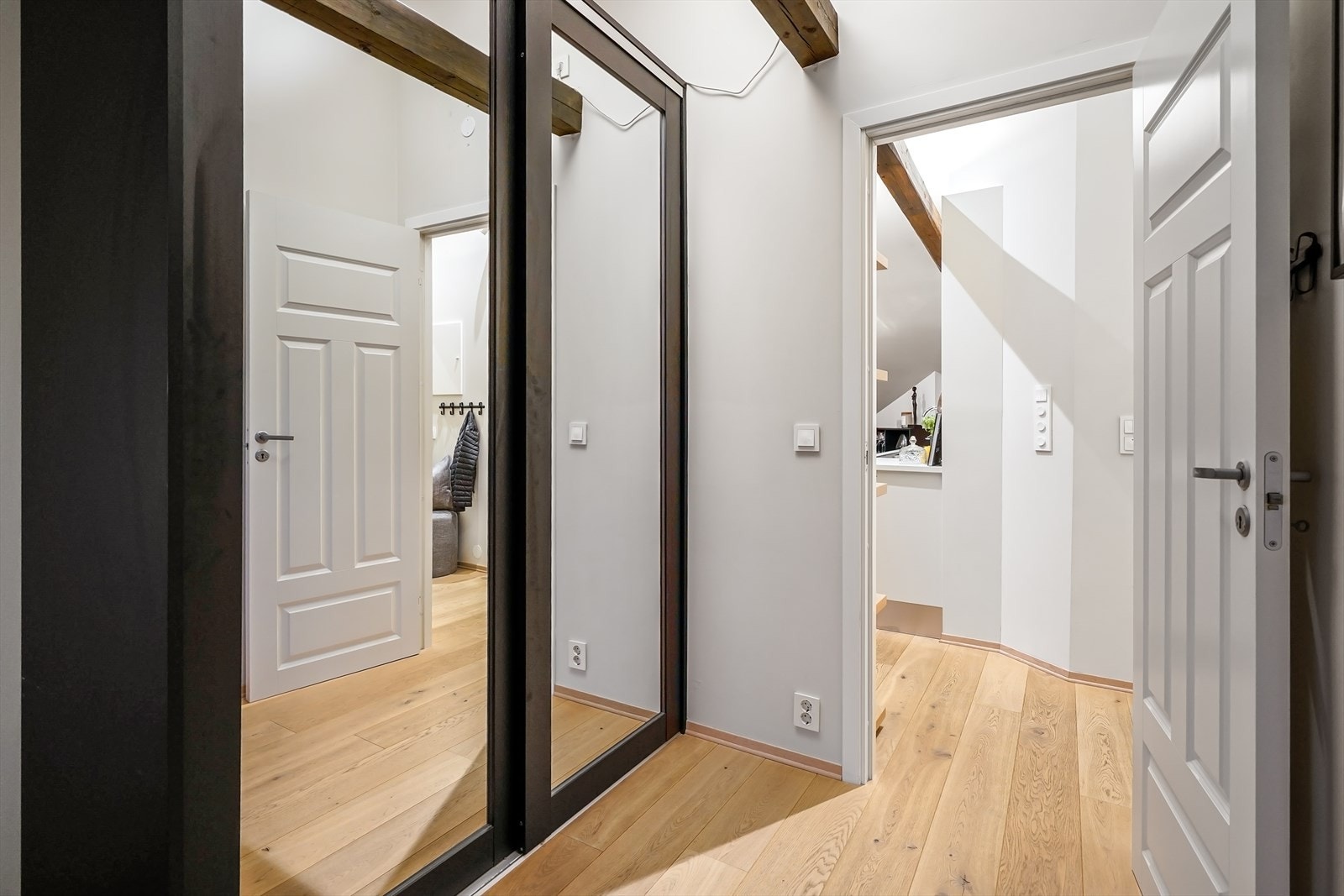 Her er det etablert gode garderobeløsninger som sikrer god oppbevaring. Galleribilde