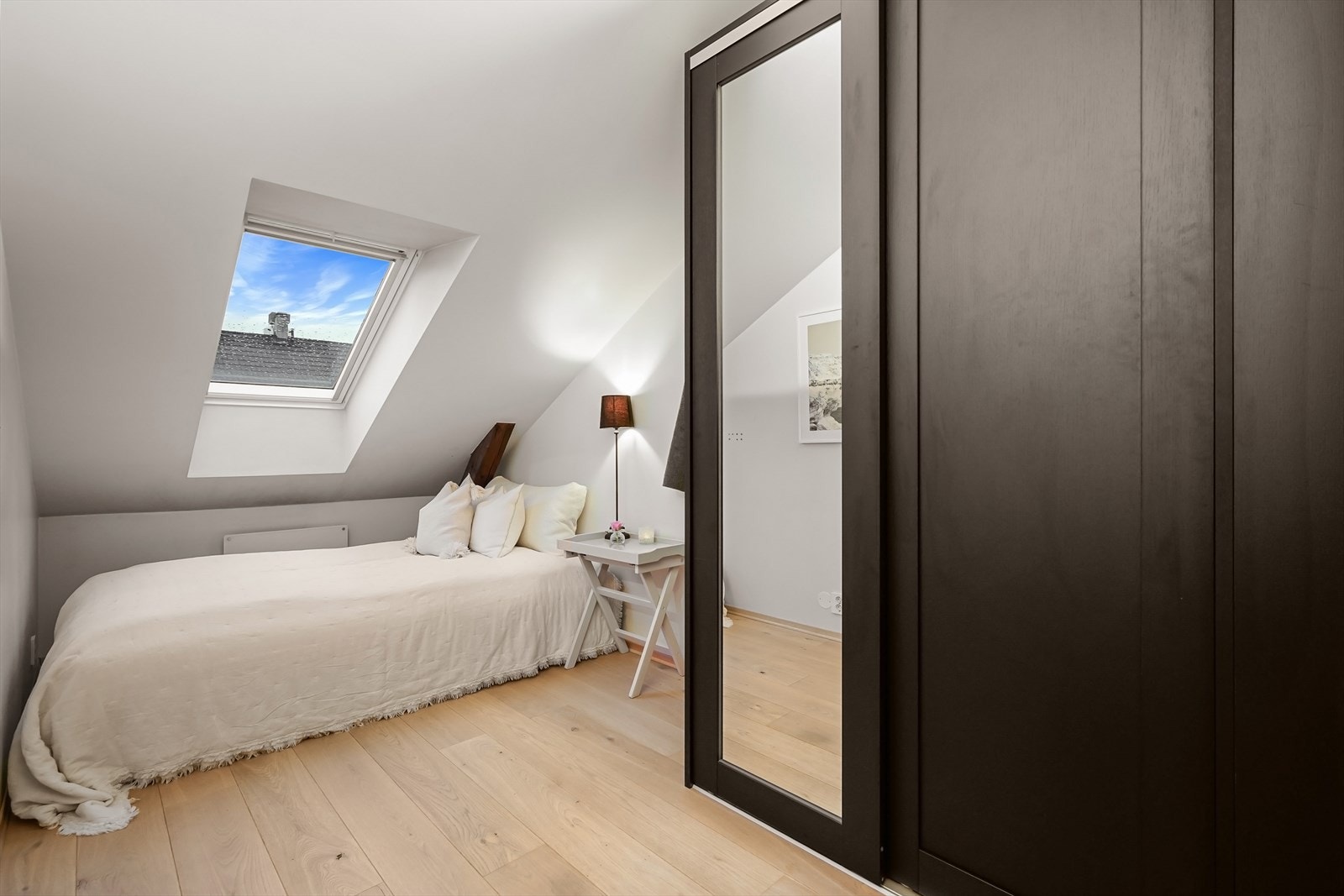 Soverom II er også av god størrelse med plass til dobbeltseng og tilhørende soveromsmøblement. Galleribilde