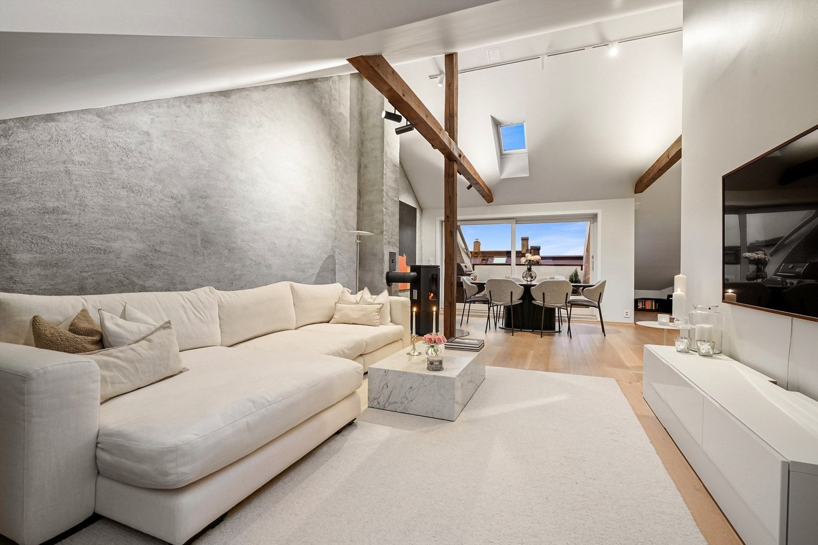 De synlige bjelkene gir leiligheten et unikt uttrykk og understreker loftsleilighetens karakter og sjel. Galleribilde