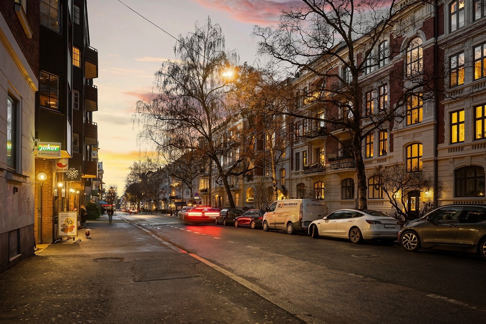 Nærområdet er preget av en nydelig klassisk arkitektur. Det er gangavstand til alt av servicetilbud som restaurant, butikker, shoppinggater, skoler og kollektivtrafikk. Galleribilde