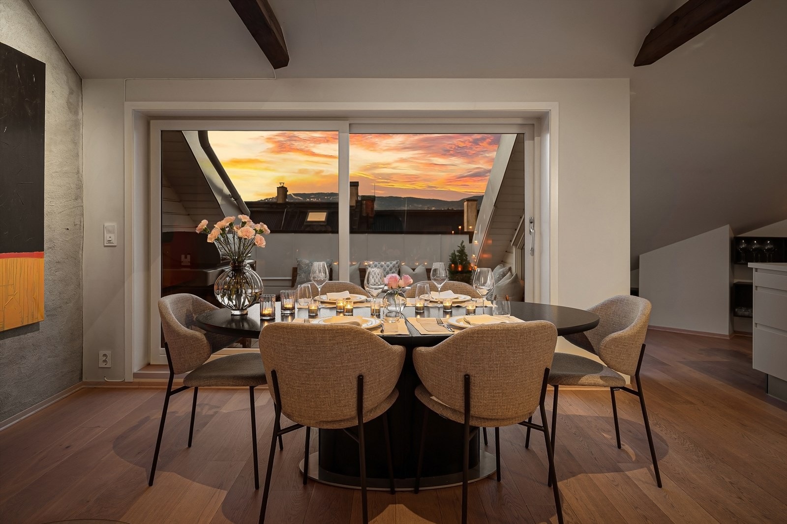 Fra stuen er det utgang til takterrassen, som har god størrelse, flislagt dekke og flott utsikt over byen. Galleribilde