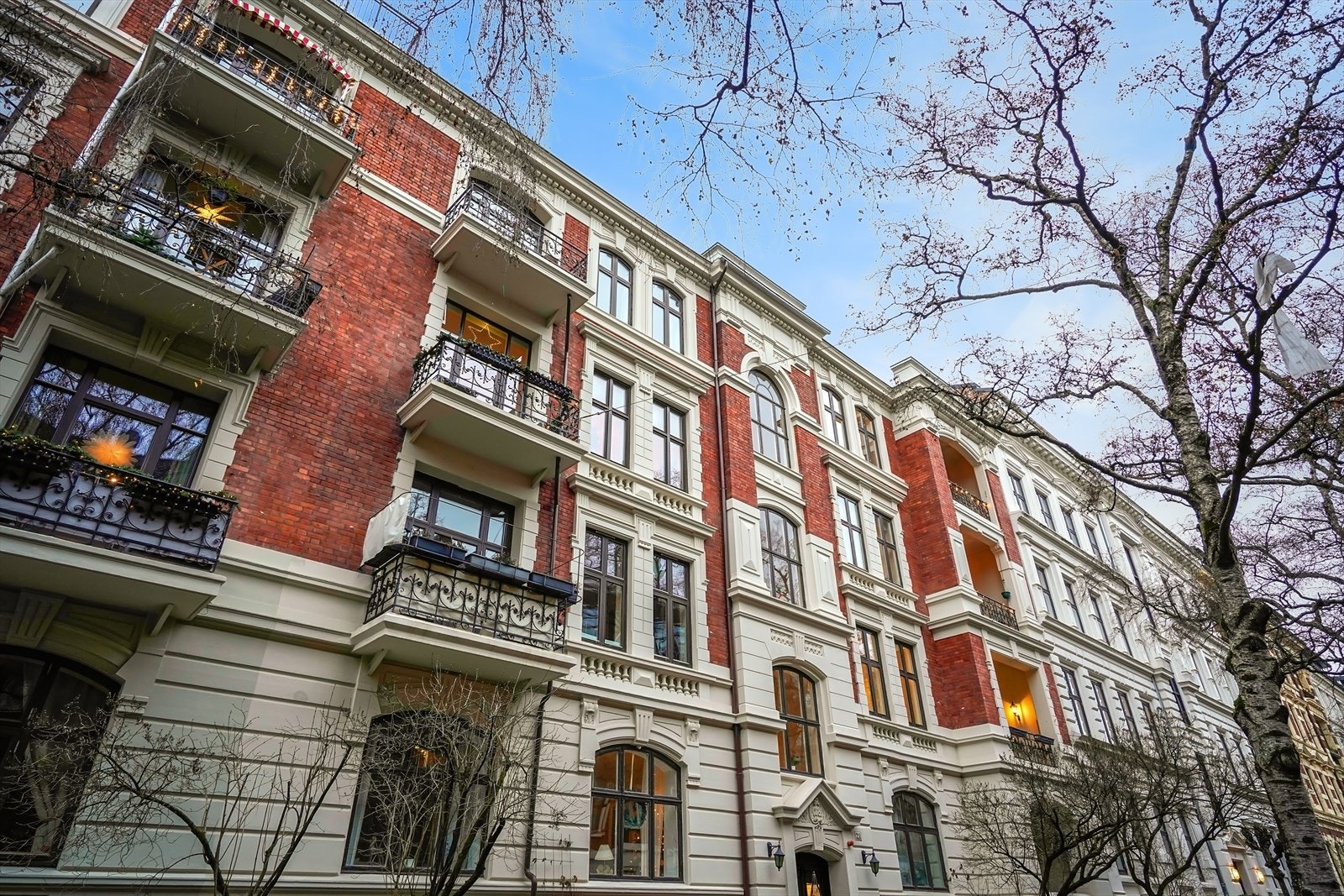 Eiendommen ligger sentralt til på Elisenberg/Gimle, og allikevel tilbaketrukket i en rolig enveiskjørt gate. Galleribilde