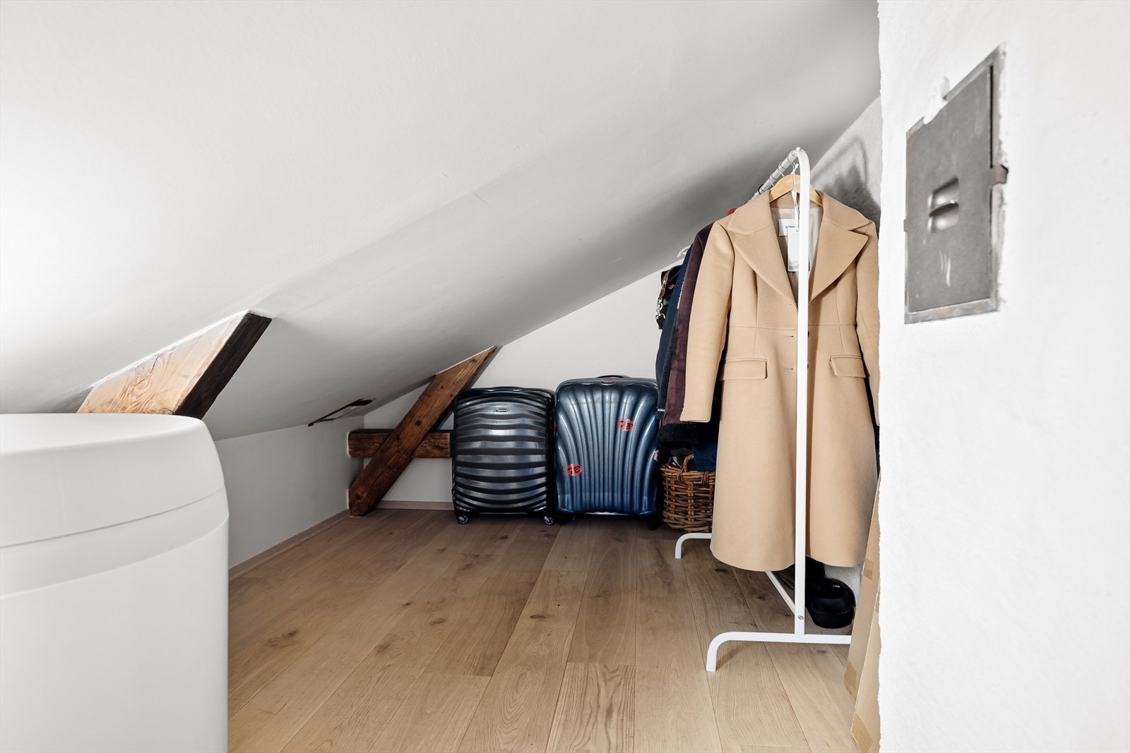 Leiligheten byr på rikelig med lagringsplass også i kott, utover det man normalt forventer. Varmtvannstank er plassert i dette rom. Galleribilde