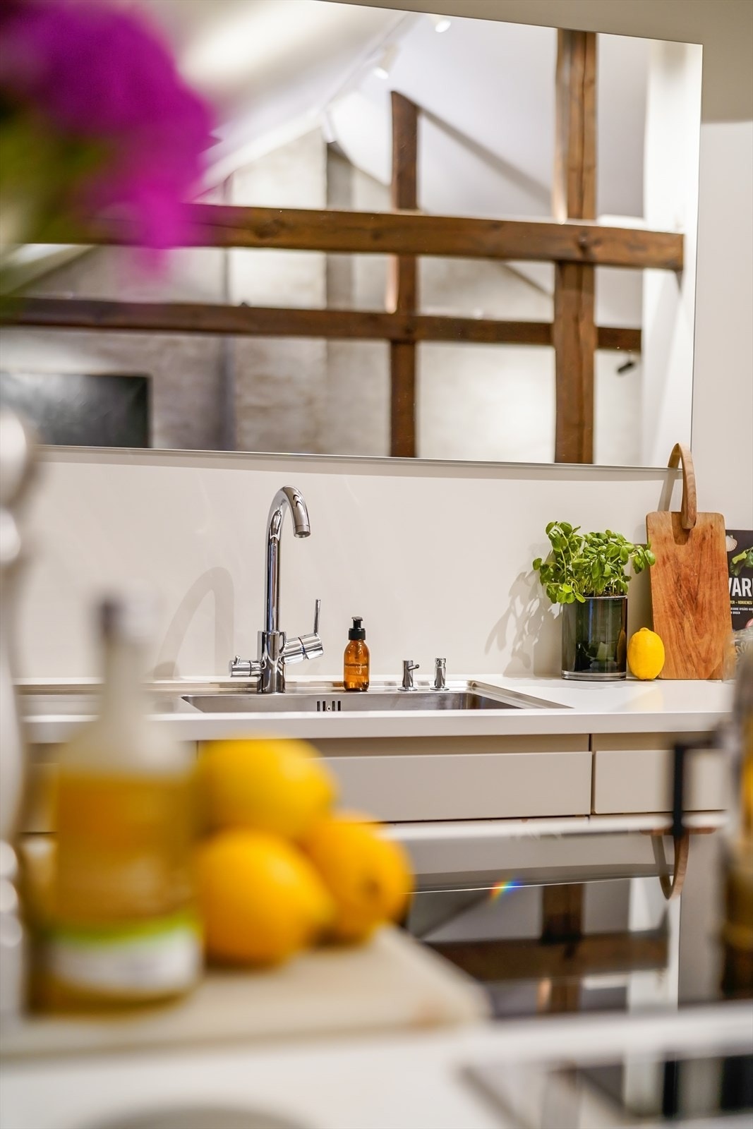 Benkeplate i Corian med nedfelt vask og 1-greps blandebatteri. Galleribilde