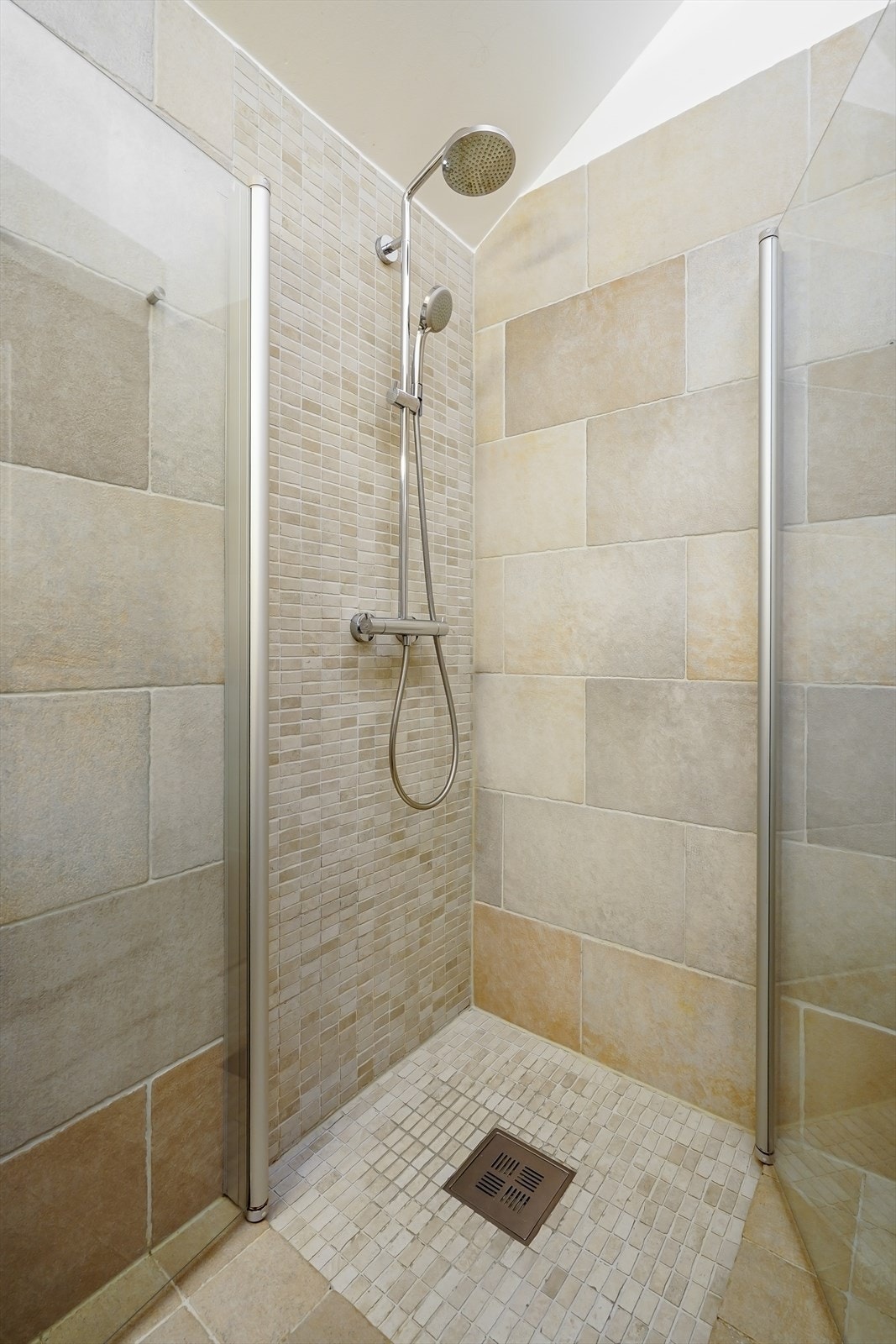 Dusjhjørne med vegger i herdet glass og dusjarmatur. Varmekabler i gulv, samt opplegg og plass til vaskemaskin. Galleribilde