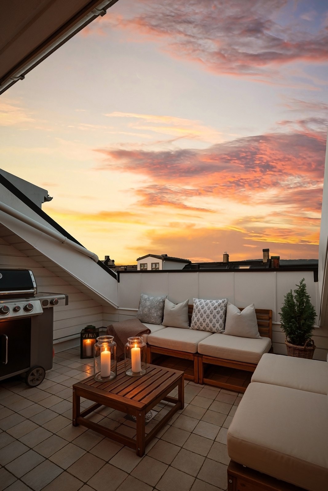 Her har god plass til en romslig sittegruppe, grill og tilhørende møblement. Galleribilde