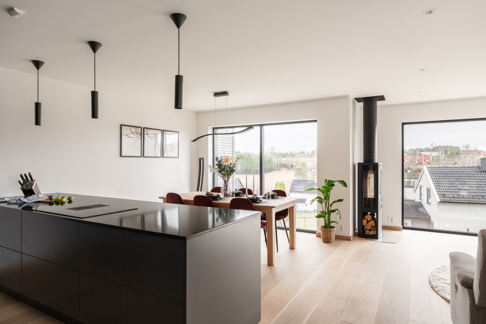 Store vinduer slipper inn mye naturlig lys. Galleribilde