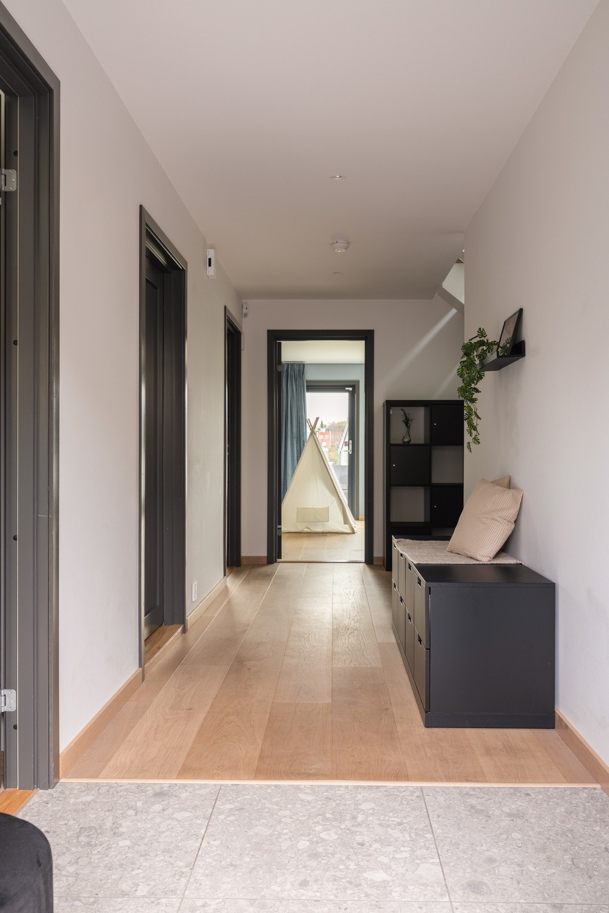 I 1. Etasje er det er romslig hall som kan innredes etter eget ønske. Det er for øvrig gulvvarme i hele denne etasjen. Galleribilde