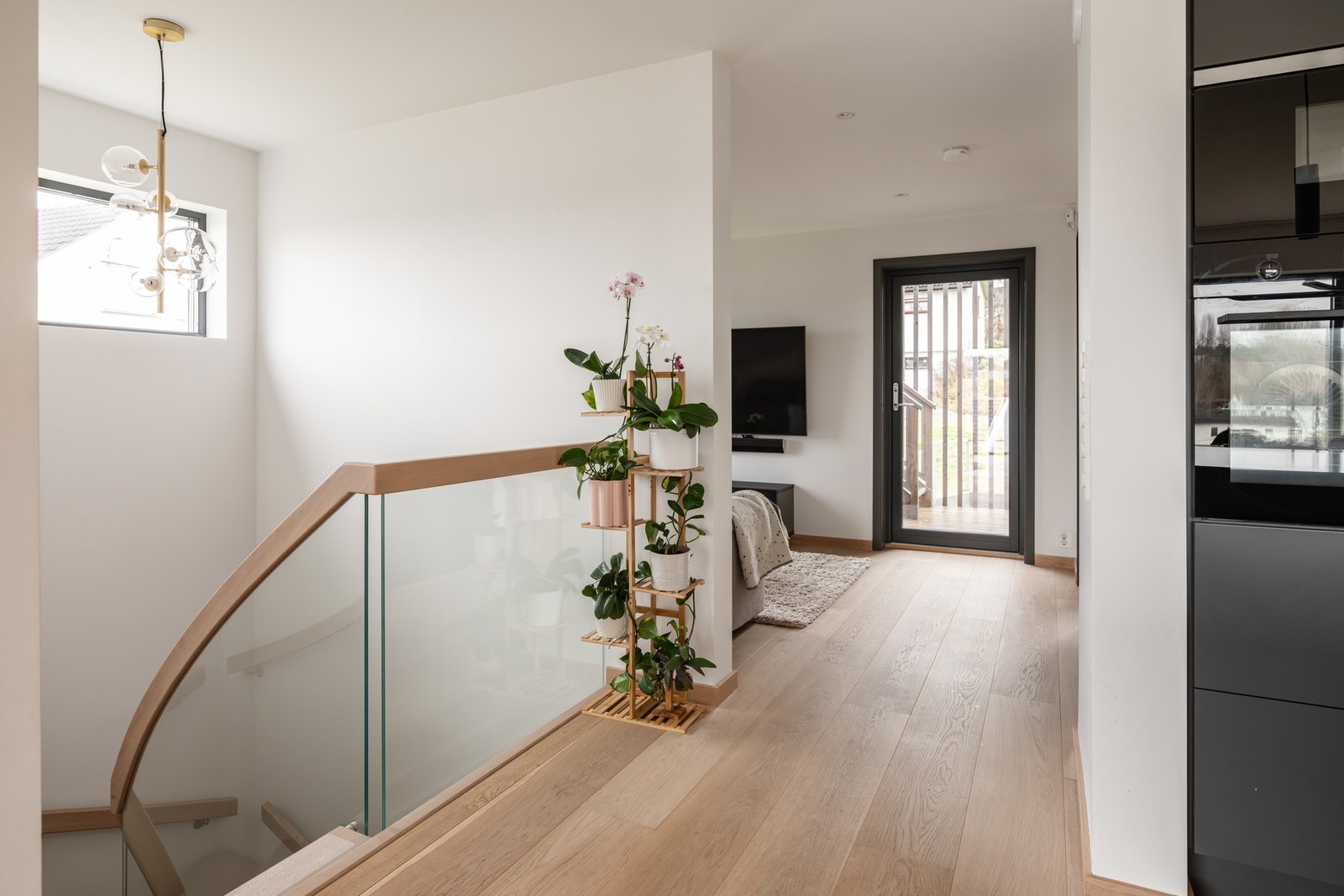 Fra 2. etasje er det utgang til en overbygget terrasse med trapp opp til en herlig takterrasse! Galleribilde