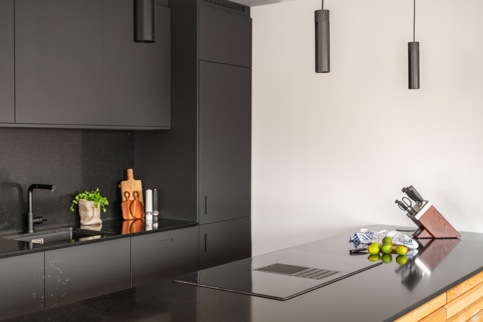 Kjøkkenet er også utstyrt med nedfellbare stikkontakter i benkeplaten, komfyrvakt og Waterguard. Galleribilde